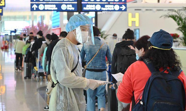 Tranh cãi quanh việc Hong Kong (Trung Quốc) xem xét thiết lập hộ chiếu vaccine - Ảnh 1.