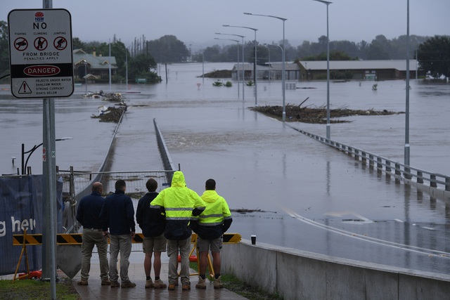 Hàng chục nghìn người tại Australia sơ tán khỏi vùng lũ sau mưa lớn - Ảnh 1.
