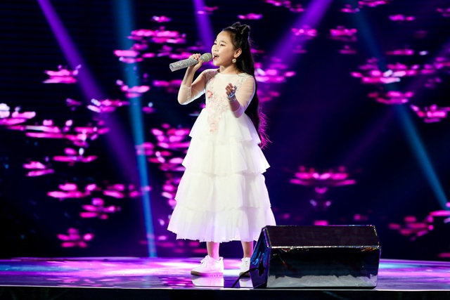 Giọng hát Việt nhí: Song Tùng ra mặt, giành về chiến thắng đầu tiên cho BigDaddy và Emily - Ảnh 1.