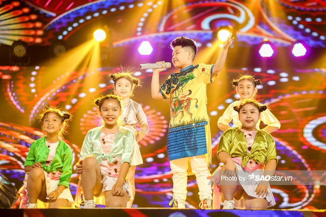Giọng hát Việt nhí: Song Tùng ra mặt, giành về chiến thắng đầu tiên cho BigDaddy và Emily - Ảnh 5.