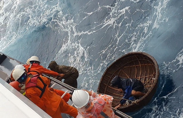 Đưa hai thuyền viên bị nạn trên vùng biển Quảng Nam về bờ an toàn - Ảnh 2.
