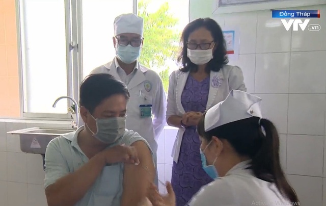 Dịch COVID-19: Đồng Tháp tiêm vaccine cho y, bác sĩ phòng chống dịch - Ảnh 1.