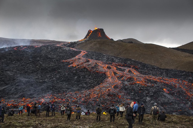 Người dân Iceland đổ xô đi xem núi lửa phun trào sau gần 800 năm - Ảnh 1.