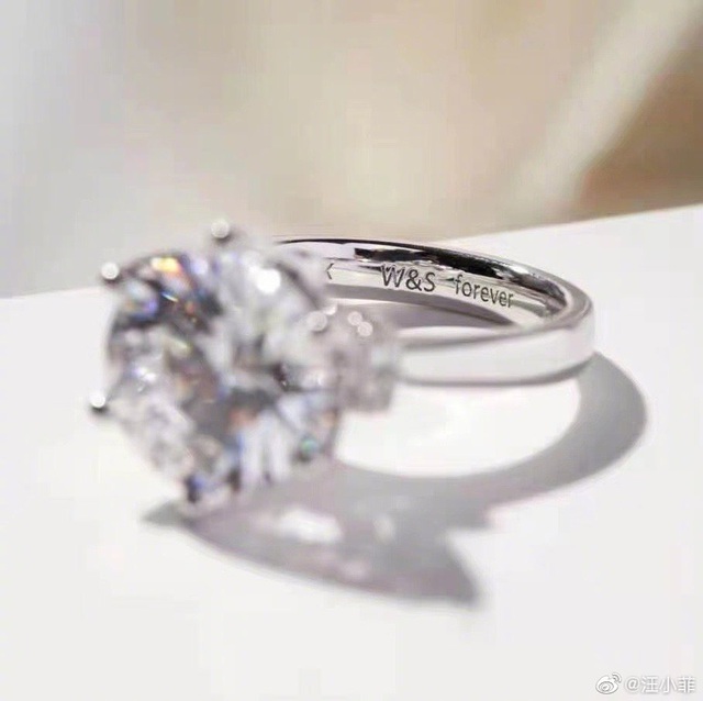 Từ Hy Viên được chồng tặng nhẫn kim cương khổng lồ nhân 10 năm ngày cưới - Ảnh 2.