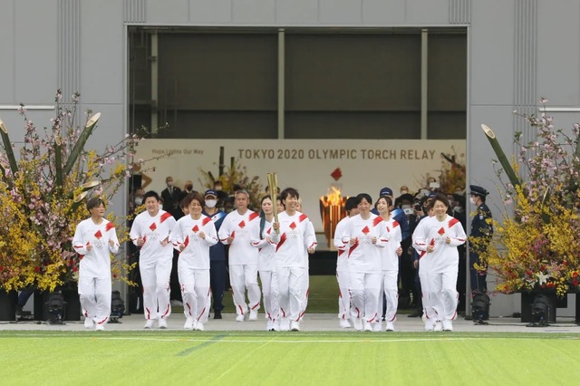 Nhật Bản: Bắt đầu lễ rước đuốc Olympic Tokyo 2020 tại Fukushima - Ảnh 2.