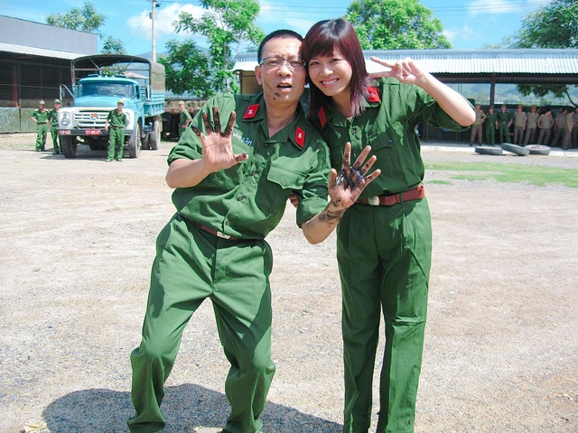MC Hoàng Linh khoe ảnh cùng nhà báo Lại Văn Sâm cách đây 15 năm - Ảnh 1.