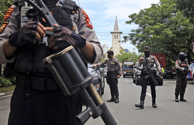Đánh bom bên ngoài nhà thờ ở Indonesia, 2 người thiệt mạng - Ảnh 3.