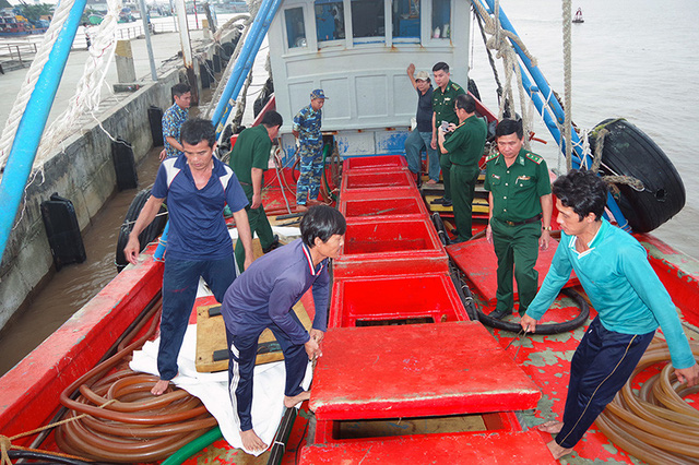 Bắt giữ 2 tàu vận chuyển gần 200.000 lít dầu DO không rõ nguồn gốc tại Kiên Giang - Ảnh 1.