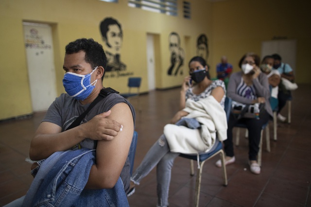 Venezuela đề xuất đổi dầu lấy vaccine ngừa COVID-19 - Ảnh 1.