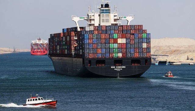 Kênh đào Suez tắc nghẽn khiến chi phí vận tải biển tăng vọt - Ảnh 1.