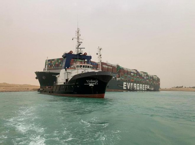 Thương mại toàn cầu thiệt hại 6 - 10 tỷ USD/tuần do tắc nghẽn kênh đào Suez - Ảnh 1.