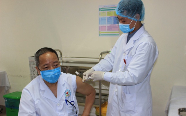 
A man gets COVID-19 vaccine injection in Bac Ninh. (Photo: NDO/Thai Son)

