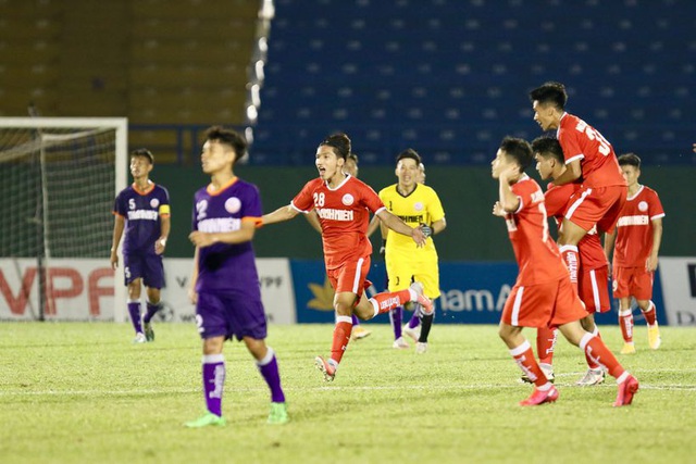 Thái Bá Đạt ghi bàn từ giữa sân, U19 PVF thắng trận ra quân - Ảnh 1.