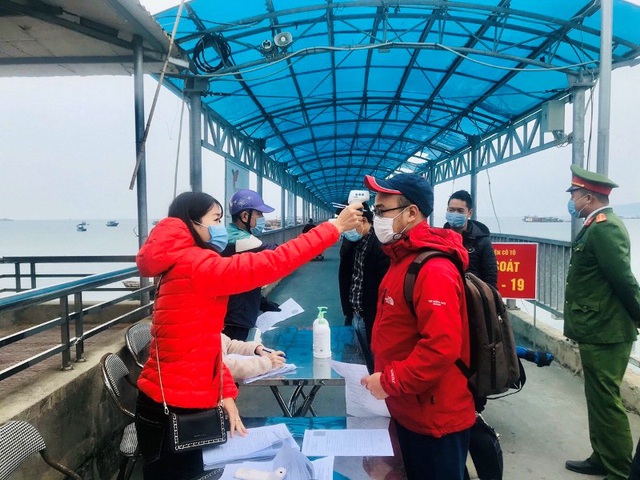 
Visitors to Co To Island in Quang Ninh undergoing medical checks. (Photo: NDO/Quang Tho)
