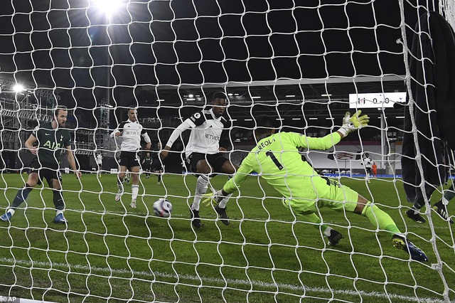Fulham 0-1 Tottenham: Chiến thắng gây tranh cãi! - Ảnh 1.