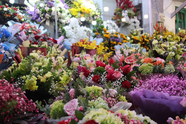 Tiểu thương chợ hoa lớn nhất TP Hồ Chí Minh lo cảnh người đông, khách vắng dịp lễ 8/3 - Ảnh 2.