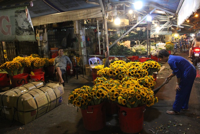 Tiểu thương chợ hoa lớn nhất TP Hồ Chí Minh lo cảnh người đông, khách vắng dịp lễ 8/3 - Ảnh 4.