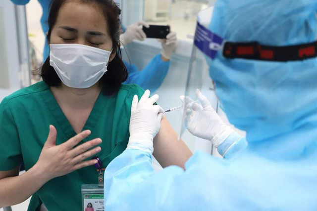 Ảnh: Những mũi tiêm vaccine COVID-19 đầu tiên tại Việt Nam - Ảnh 3.