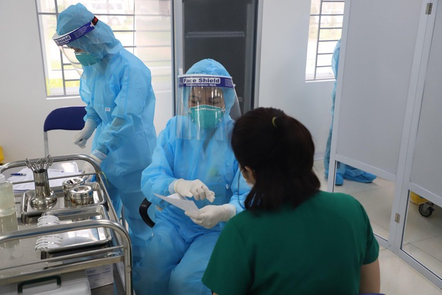 Ảnh: Những mũi tiêm vaccine COVID-19 đầu tiên tại Việt Nam - Ảnh 1.