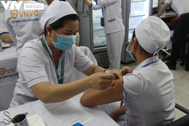 Những nữ y bác sĩ được tiêm vaccine COVID-19 trong ngày 8/3: Vinh dự và tự hào! - Ảnh 1.