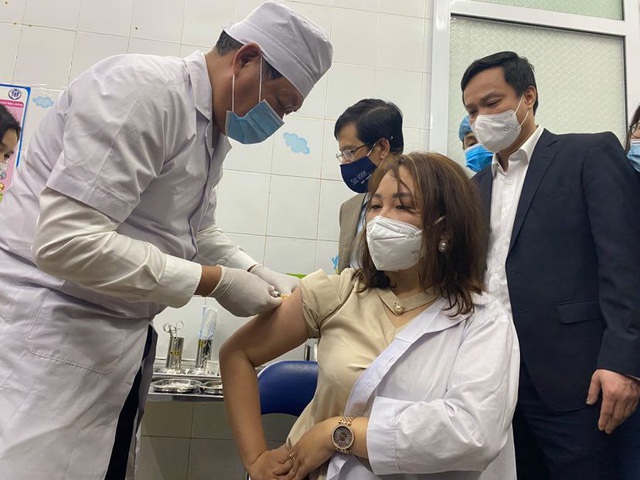 Thứ trưởng Bộ Y tế trực tiếp tiêm vaccine COVID-19 tại Hải Dương - Ảnh 5.