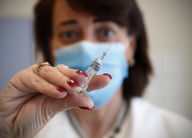 EU cấm xuất khẩu vaccine COVID-19 gây sụt giảm nguồn cung trên toàn cầu - Ảnh 1.