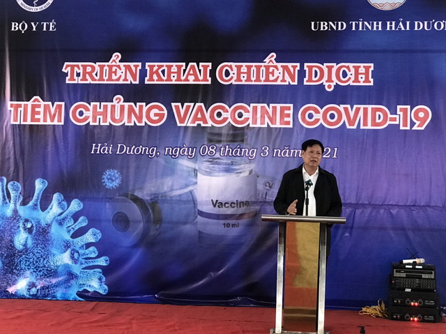 Thứ trưởng Bộ Y tế trực tiếp tiêm vaccine COVID-19 tại Hải Dương - Ảnh 1.
