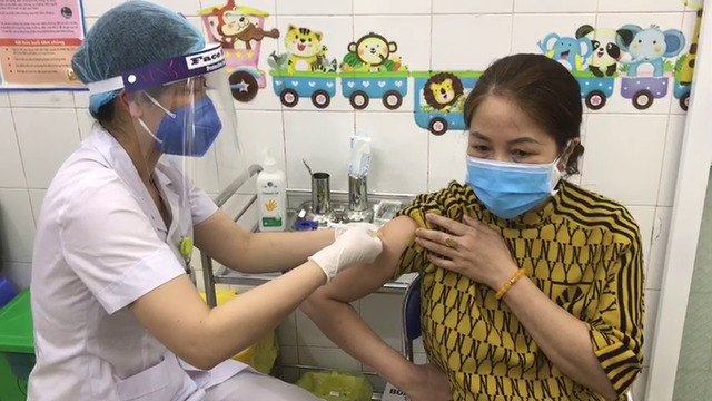 Ảnh: Những mũi tiêm vaccine COVID-19 đầu tiên tại Việt Nam - Ảnh 7.