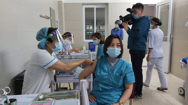 Ảnh: 30 cán bộ, nhân viên y tế Bệnh viện Thanh Nhàn tiêm vaccine phòng COVID-19 - Ảnh 4.