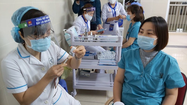 Ảnh: 30 cán bộ, nhân viên y tế Bệnh viện Thanh Nhàn tiêm vaccine phòng COVID-19 - Ảnh 5.