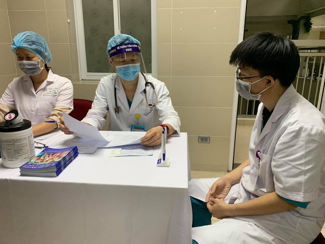 Bệnh viện đầu tiên của Hà Nội chính thức tiêm vaccine phòng COVID-19 - Ảnh 3.