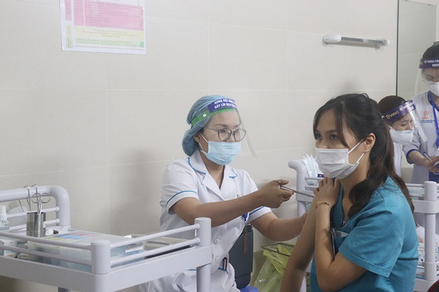 Ảnh: 30 cán bộ, nhân viên y tế Bệnh viện Thanh Nhàn tiêm vaccine phòng COVID-19 - Ảnh 8.