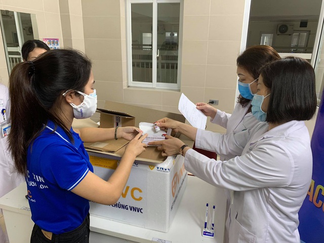 Bệnh viện đầu tiên của Hà Nội chính thức tiêm vaccine phòng COVID-19 - Ảnh 2.