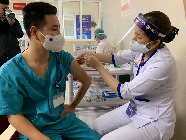 Ảnh: 30 cán bộ, nhân viên y tế Bệnh viện Thanh Nhàn tiêm vaccine phòng COVID-19 - Ảnh 7.