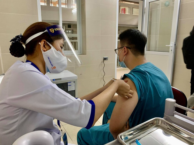 Ảnh: 30 cán bộ, nhân viên y tế Bệnh viện Thanh Nhàn tiêm vaccine phòng COVID-19 - Ảnh 6.