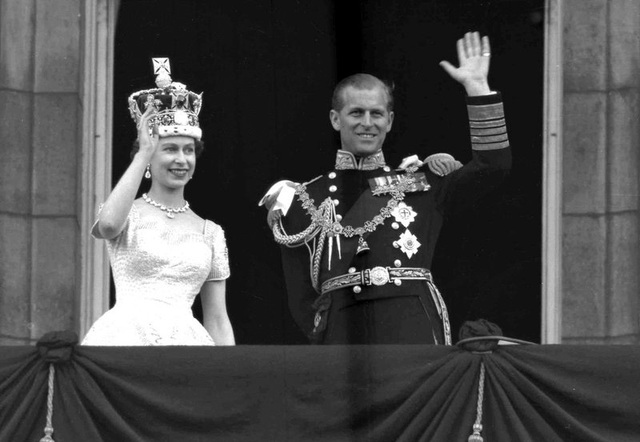 Nữ hoàng Elizabeth II - Hoàng thân Philip: Mối tình từ cái nhìn đầu tiên cho tới lúc ra đi mãi mãi - Ảnh 1.