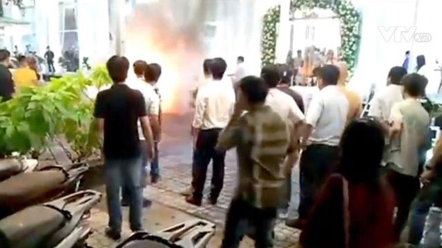 Xe máy cháy trơ khung trước nhà hàng tiệc cưới, hàng trăm thực khách hoảng loạn - Ảnh 1.