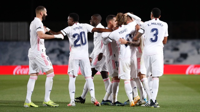 Real Madrid 2-1 Barcelona: Benzema, Kroos lập công, Real giành ngôi đầu - Ảnh 6.