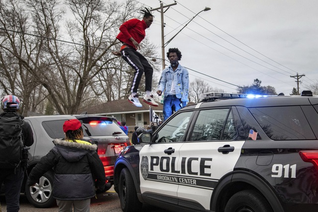 Cảnh sát bắn tử vong thanh niên da màu, biểu tình phản đối phân biệt chủng tộc lại nổ ra ở Mỹ - Ảnh 2.