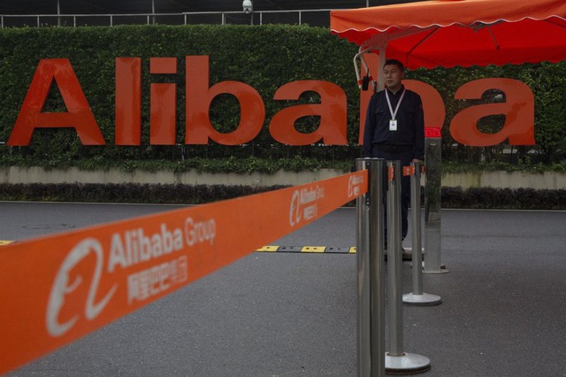 Cổ phiếu Alibaba tăng vọt sau án phạt 2,8 tỷ USD - Ảnh 1.