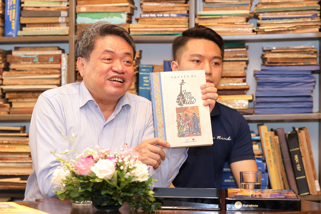 Chợ sách Một nét văn hóa Hà Nội: Những tuyệt phẩm từ giấy dó được lên kệ - Ảnh 1.