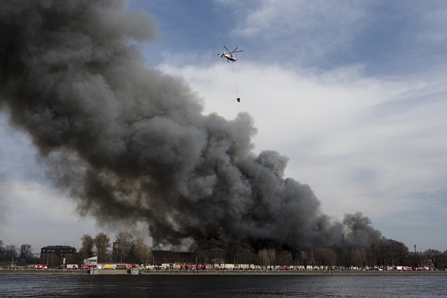 Cháy lớn trong đêm, nhà máy lịch sử Nevskaya Manufaktura ở St. Petersburg có nguy cơ đổ sập - Ảnh 3.