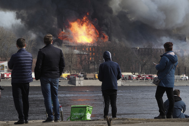 Cháy lớn trong đêm, nhà máy lịch sử Nevskaya Manufaktura ở St. Petersburg có nguy cơ đổ sập - Ảnh 1.