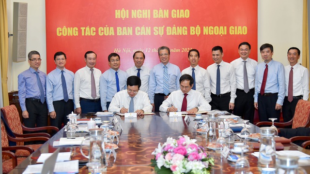 Phó Thủ tướng Phạm Bình Minh chúc mừng tân Bộ trưởng Bộ Ngoại giao Bùi Thanh Sơn - Ảnh 3.