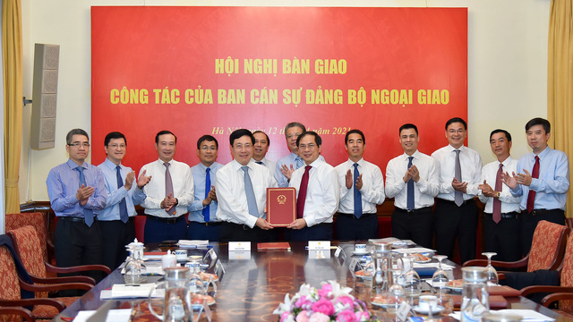 Phó Thủ tướng Phạm Bình Minh chúc mừng tân Bộ trưởng Bộ Ngoại giao Bùi Thanh Sơn - Ảnh 4.