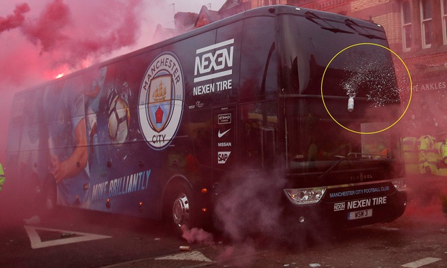 Xe bus chở cầu thủ Real bị CĐV Liverpool tấn công - Ảnh 2.