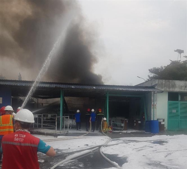 Khống chế kịp thời đám cháy tại Công ty TNHH Sơn TOA Việt Nam - Ảnh 1.