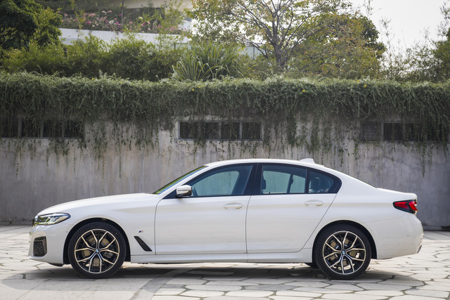 BMW 5 Series mới ra mắt tại Việt Nam - Ảnh 1.