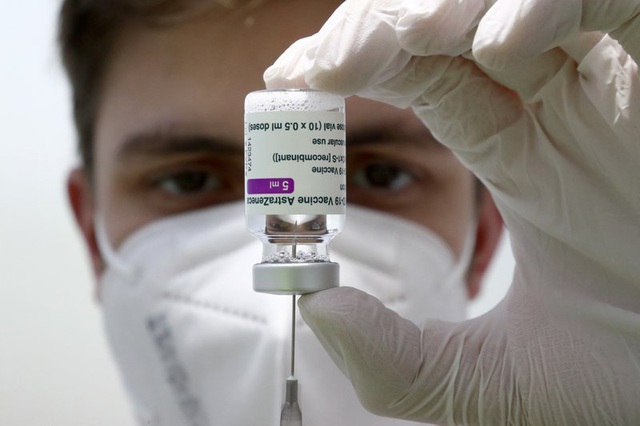 Thủ tướng Đức Angela Merkel tiêm vaccine COVID-19 của AstraZeneca - Ảnh 1.