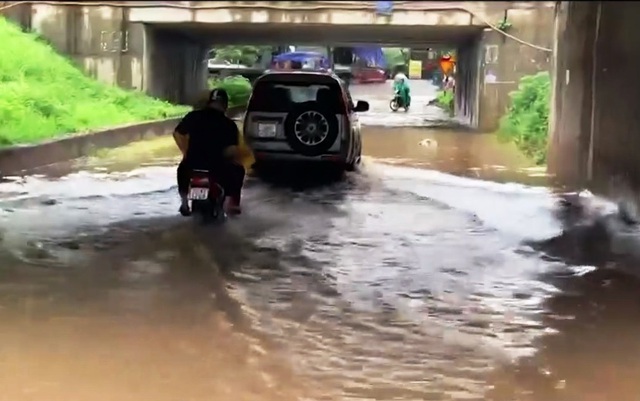 Đường gom đại lộ Thăng Long ngập sâu sau cơn mưa lớn - Ảnh 1.